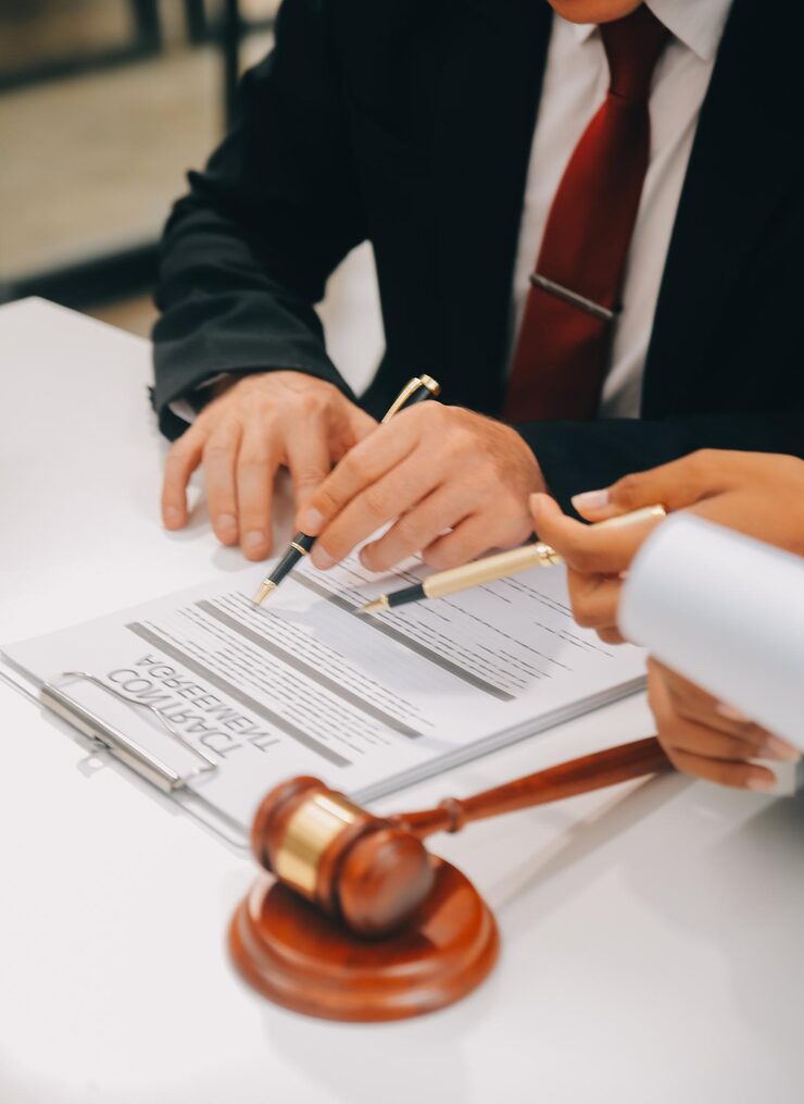 Empresas abogados discutiendo documentos contractuales balanza bronce escritorio oficina servicios l