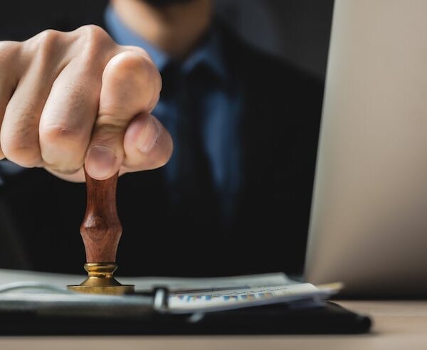 Firmar sello aprobado documento permitir certificar documento trabajo visa escritorio 33755 8384 jpg 600x492