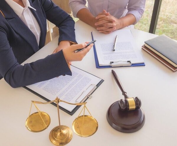 Seccion media juez discutiendo su cliente sala tribunal 1048944 30383303 jpg ga GA1 1 1710090768 600x493